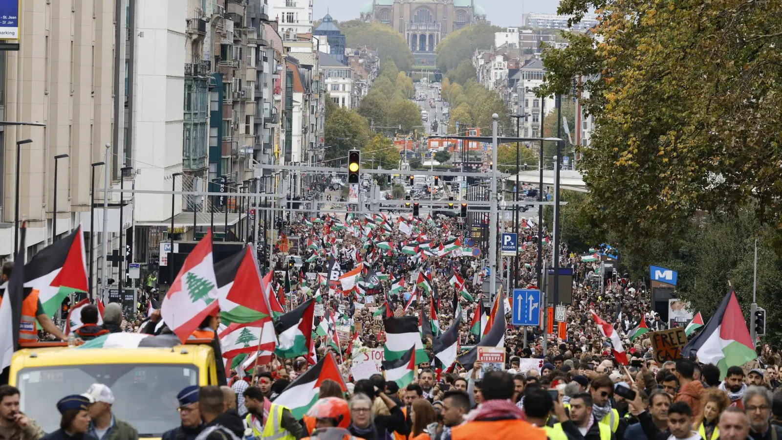 „Die Massaker im Libanon und die regionale Eskalation müssen gestoppt werden“, hieß es etwa von den Organisatoren.  (Foto: Nicolas Maeterlinck/Belga/dpa)