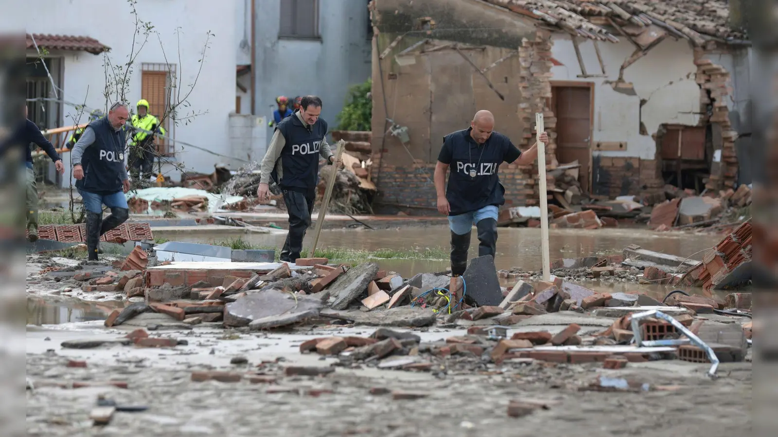 Nach tagelangen Regenfällen in Norditalien muss nun aufgeräumt werden. (Foto: Fabrizio Zani/LaPresse/AP/dpa)