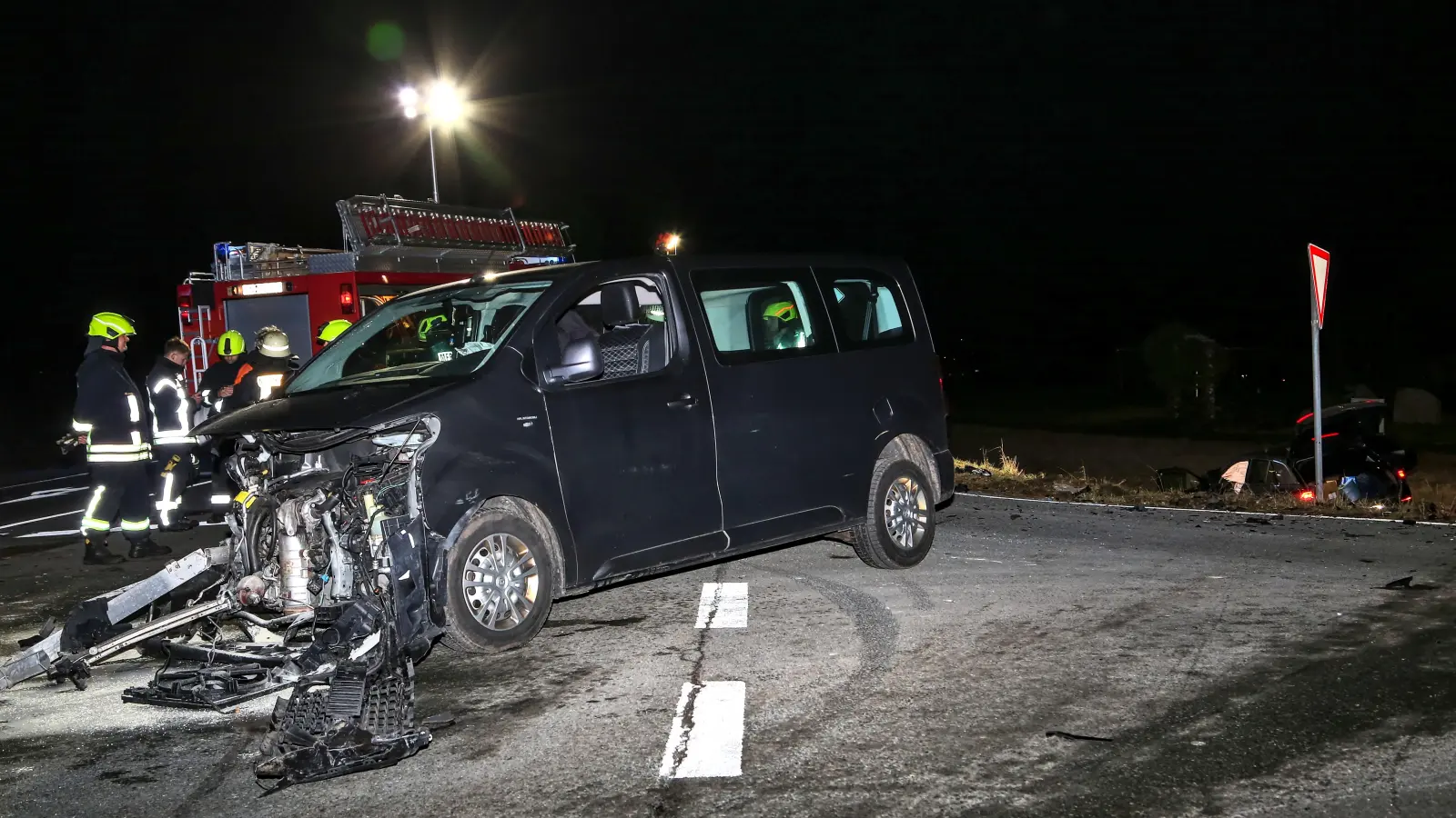 Auf der B13 nördlich von Merkendorf sind zwei Fahrzeuge ineinander gekracht. Dabei wurden mehrere Personen schwer verletzt. (Foto: Tizian Gerbing)