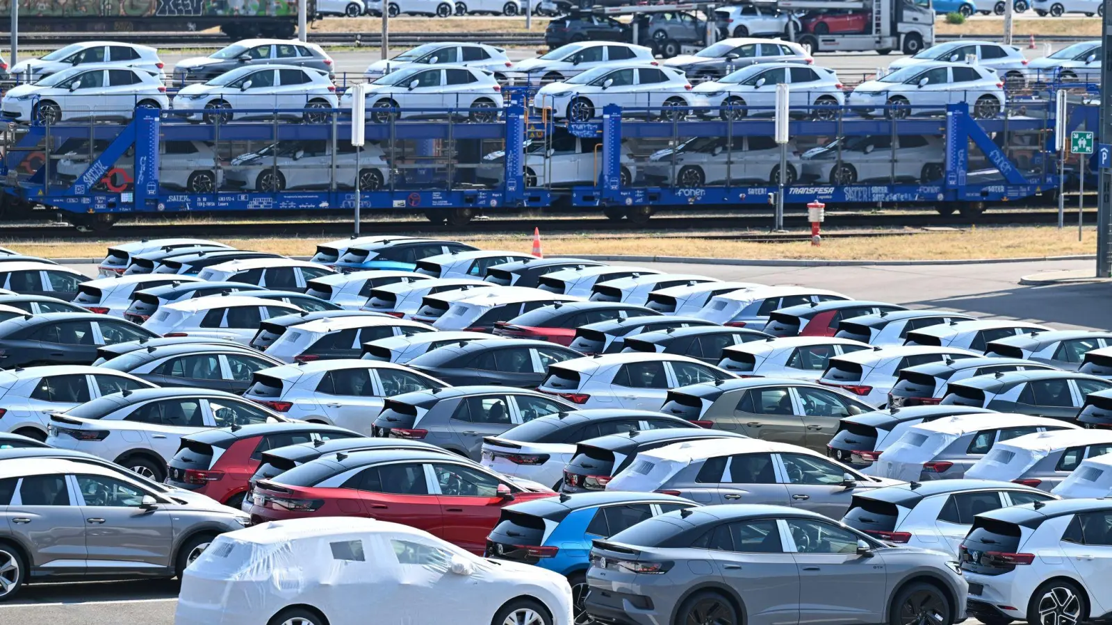 Neue Elektroautos der verschiedenen VW Konzernmarken parken auf einem Platz im Volkswagen Werk in Zwickau. (zu dpa: «Industrie unter Druck: BDI erwartet großes Produktionsminus») (Foto: Hendrik Schmidt)