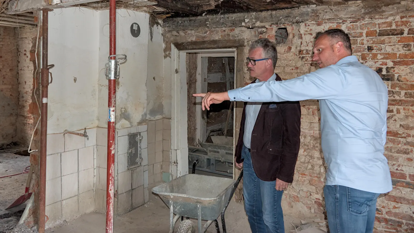 Im historischen Anwesen „Zum Taubenbrünnlein 5“: KU-Vorstand Arthur Reim (rechts) informierte Bürgermeister Patrick Ruh jetzt über den aktuellen Stand der Arbeiten an dem Denkmal. (Foto: Stadt Feuchtwangen/Rebecca Weber)