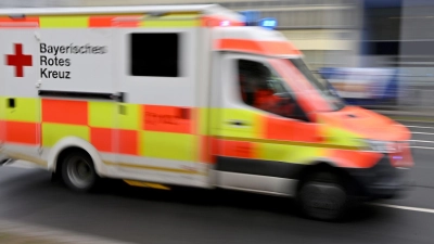 Sanitäter bringen den Senior mit schweren Verletzungen in ein Krankenhaus. (Symbolbild) (Foto: Peter Kneffel/dpa)