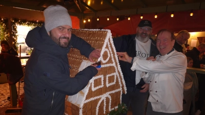 Die Herstellung des Lebkuchenhauses war aufwändig. Es beherzt zu zerlegen, kostete die drei Bäckermeister aber keine Überwindung. Es bereitete ihnen sogar ziemlich großen Spaß. Das Foto zeigt (von links) Florian Striffler, Albert Hertlein und Walter Friedel. (Foto: Jürgen Binder)