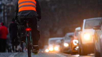 Helle Kleidung, Reflektoren und Licht sorgen dafür, dass Radfahrer in der Dunkelheit besser wahrgenommen werden. (Foto: Andreas Arnold/dpa/dpa-tmn)