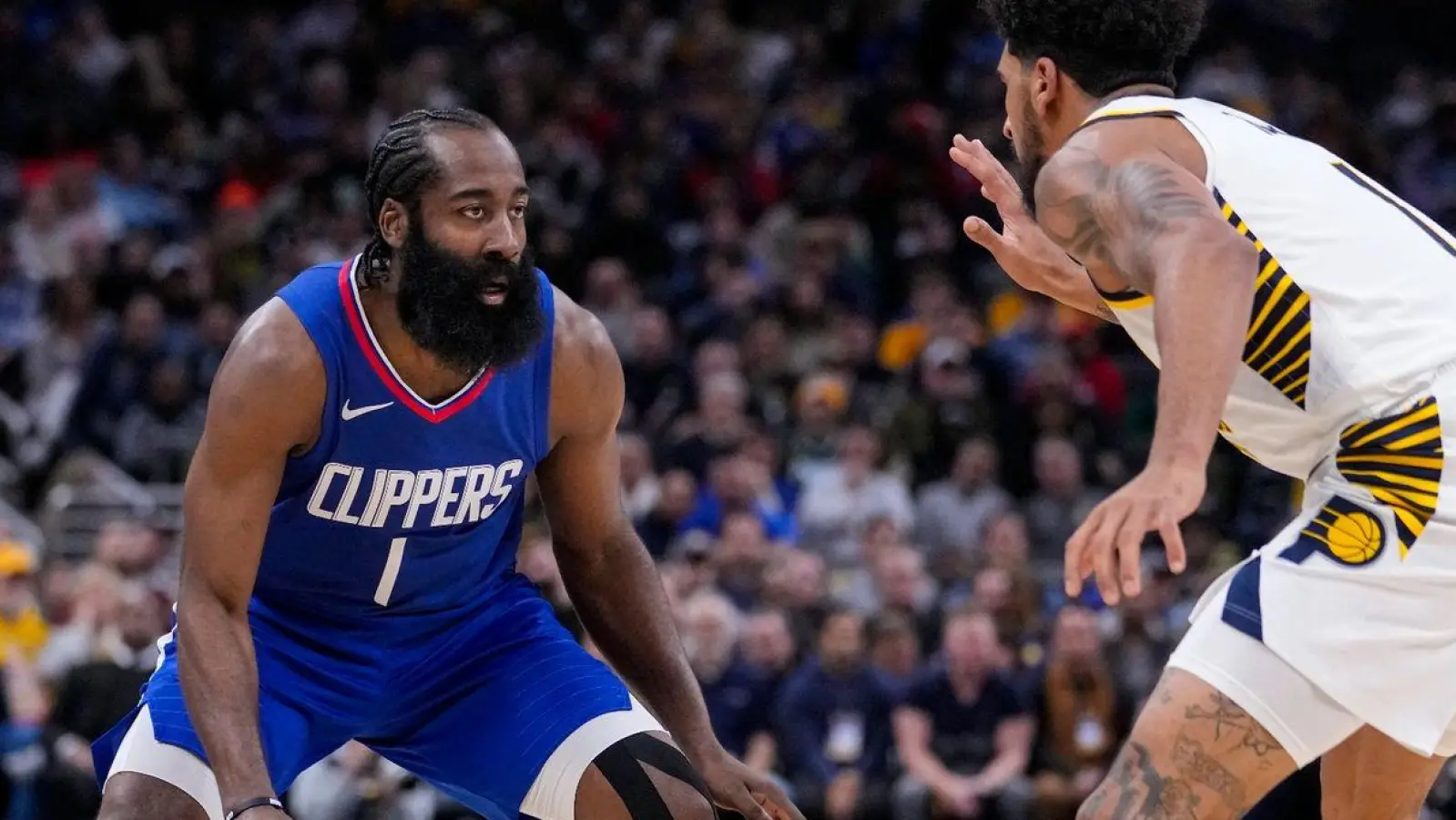 Clippers-Guard James Harden (l) in Aktion gegen Pacers-Forward Obi Toppin. (Foto: Michael Conroy/AP)