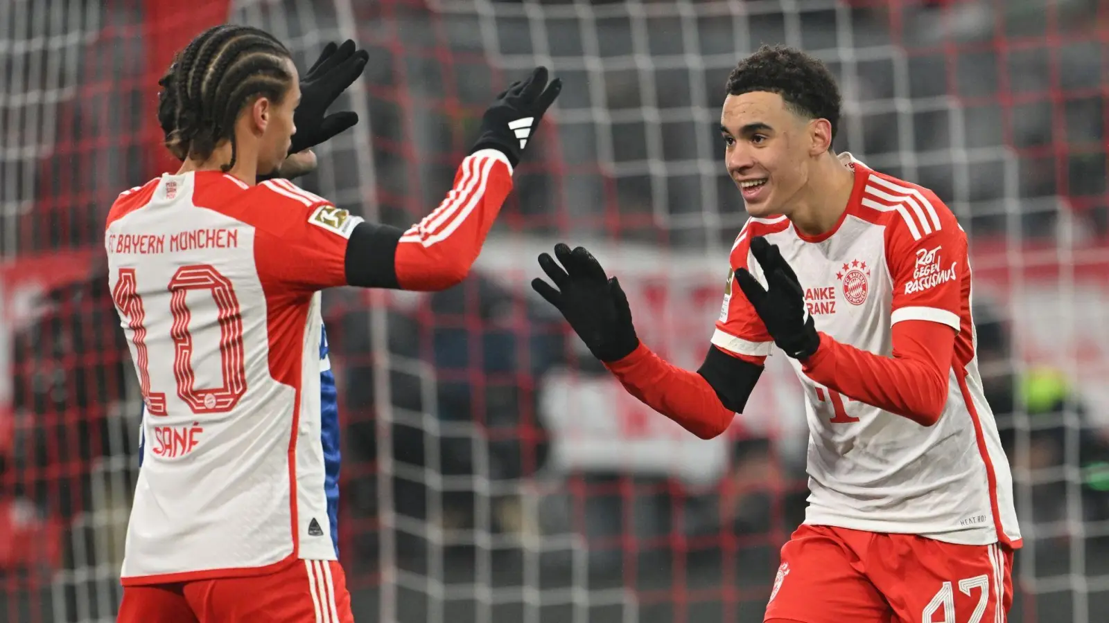 Münchens Torschütze Jamal Musiala (r) jubelt mit Leroy Sane nach dem Tor zum 2:0. (Foto: Peter Kneffel/dpa)