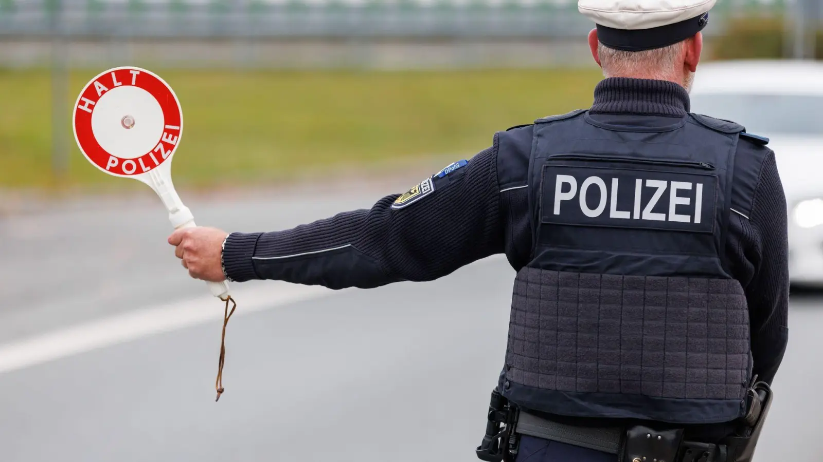 Bei einer Kontrolle hat die Bundespolizei kiloweise erlaubnispflichtige Pyrotechnik sichergestellt. (Symbolbild) (Foto: Daniel Karmann/dpa)