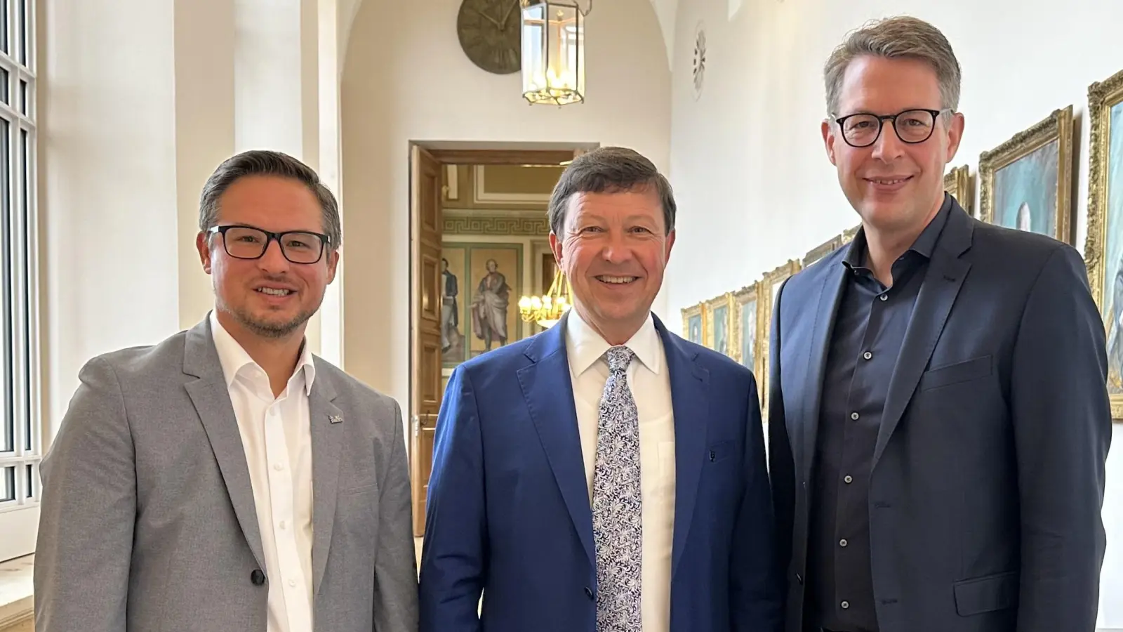 Minister Markus Blume gibt Fördermittel für die Sanierung der Historischen Stadtbibliothek Bad Windsheim frei. Den Bescheid nahmen Bürgermeister Jürgen Heckel und der Stimmkreisabgeordnete Werner Stieglitz (von rechts) in München entgegen.  (Foto:  Axel König/StMWK)