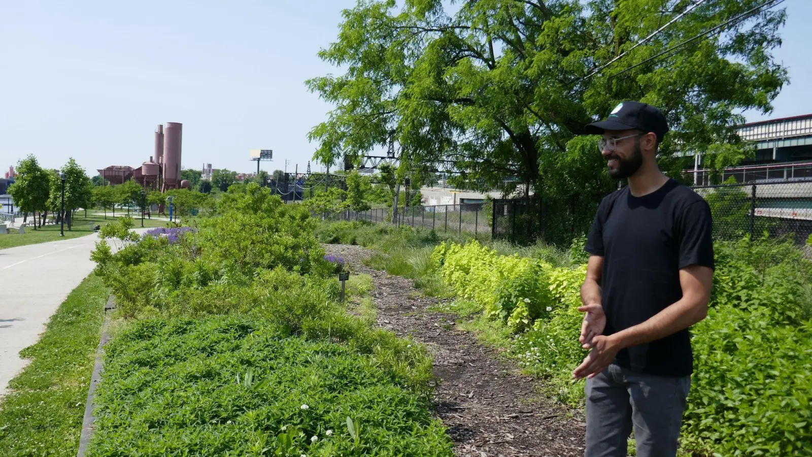 Zugreifen erlaubt: Nathan Hunter erklärt das Konzept des Foodway Gardens im Concrete Plant Park. (Foto: Dörte Nohrden/dpa-tmn/Archivbild)