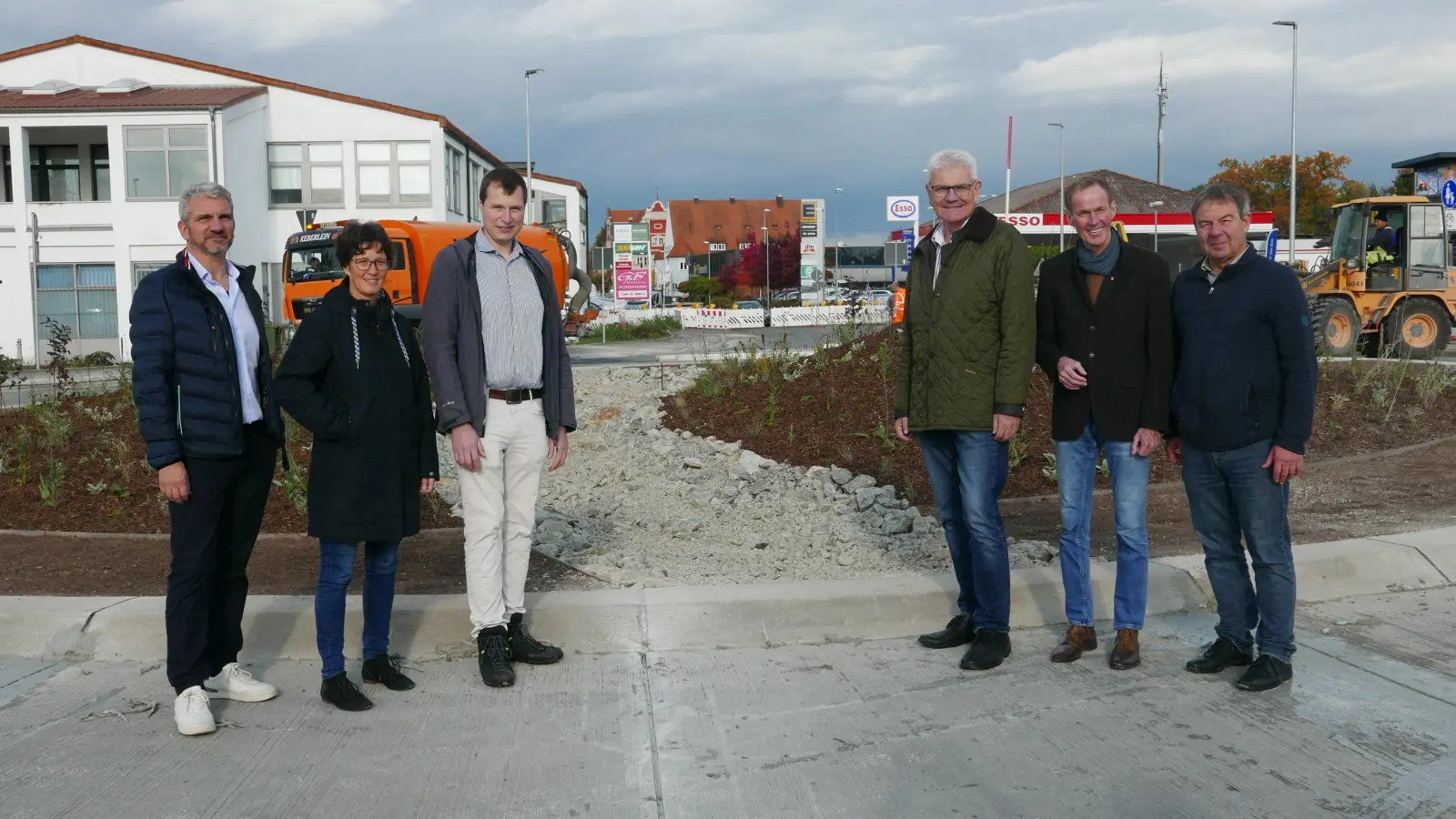 Beim Ortstermin am Kreisel (von links): Andreas Karl, technischer Werkleiter der Stadtwerke, die Leiterin des Bauamts, Isabell Oertel, Daniel Rosenbaum vom Staatlichen Bauamt, MdB Artur Auernhammer (CSU), OB Dr. Christoph Hammer und Behördenleiter Heinrich Schmidt vom Staatlichen Bauamt Ansbach. (Foto: Roman Kocholl)