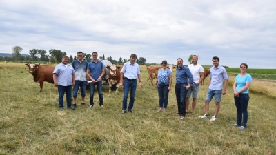 Stehen zur Milchkuh (von links): Peter Meyer, Rüdiger Kilian, Werner Ströbel, Hermann Zeller, Tanja Zeller, Jürgen Dierauff, Simon Mondel, Mathias Flory und Miriam Weghorn. (Foto: Andreas Reum)