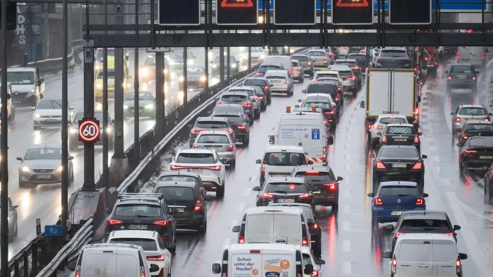 2024 waren die Menschen in Deutschland wieder mehr mit dem Auto unterwegs. (Archivbild). (Foto: Sebastian Christoph Gollnow/dpa)