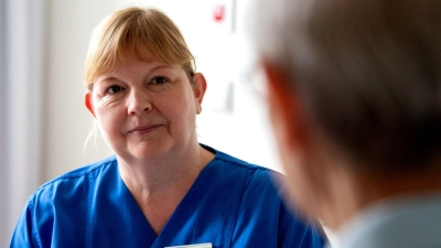 Annette Ortmann ist seit 30 Jahren Krankenschwester. Irgendwann entschied sie sich für die Arbeit in der Palliativpflege und absolvierte eine Palliativ-Care-Weiterbildung. (Foto: Zacharie Scheurer/dpa-tmn)