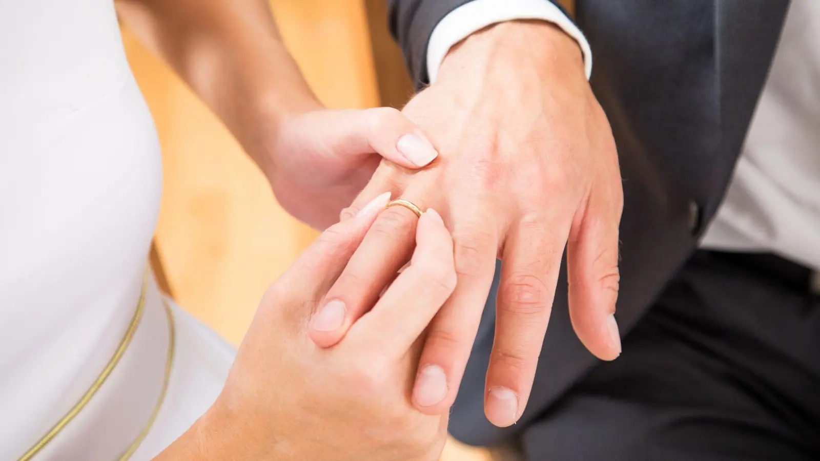 Wenn Paare heiraten, müssen sie sich auf einen Familiennamen einigen. (Foto: Christin Klose/dpa-tmn)