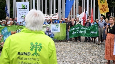 Richard Mergner (vorne l) spricht bei der Kundgebung vor dem Europäischen Patentamt in München. (Foto: Felix Hörhager/dpa)