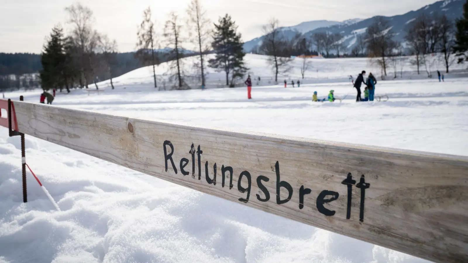 Eisflächen sind nur ab einer ausreichenden Dicke sicher begehbar: Bricht jemand ein, sollten Helfende vom Ufer aus Rettungshilfen wie Bretter, Leitern oder Äste nutzen, um die gefährdete Person an Land zu bringen. (Foto: Florian Schuh/dpa-tmn)