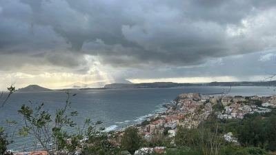 Die Stadt Pozzuoli liegt auf dem Supervulkan Campi Flegrei, wo Experten nach einer Serie von Erdbeben Schlimmeres befürchten. (Foto: Christoph Sator/dpa)