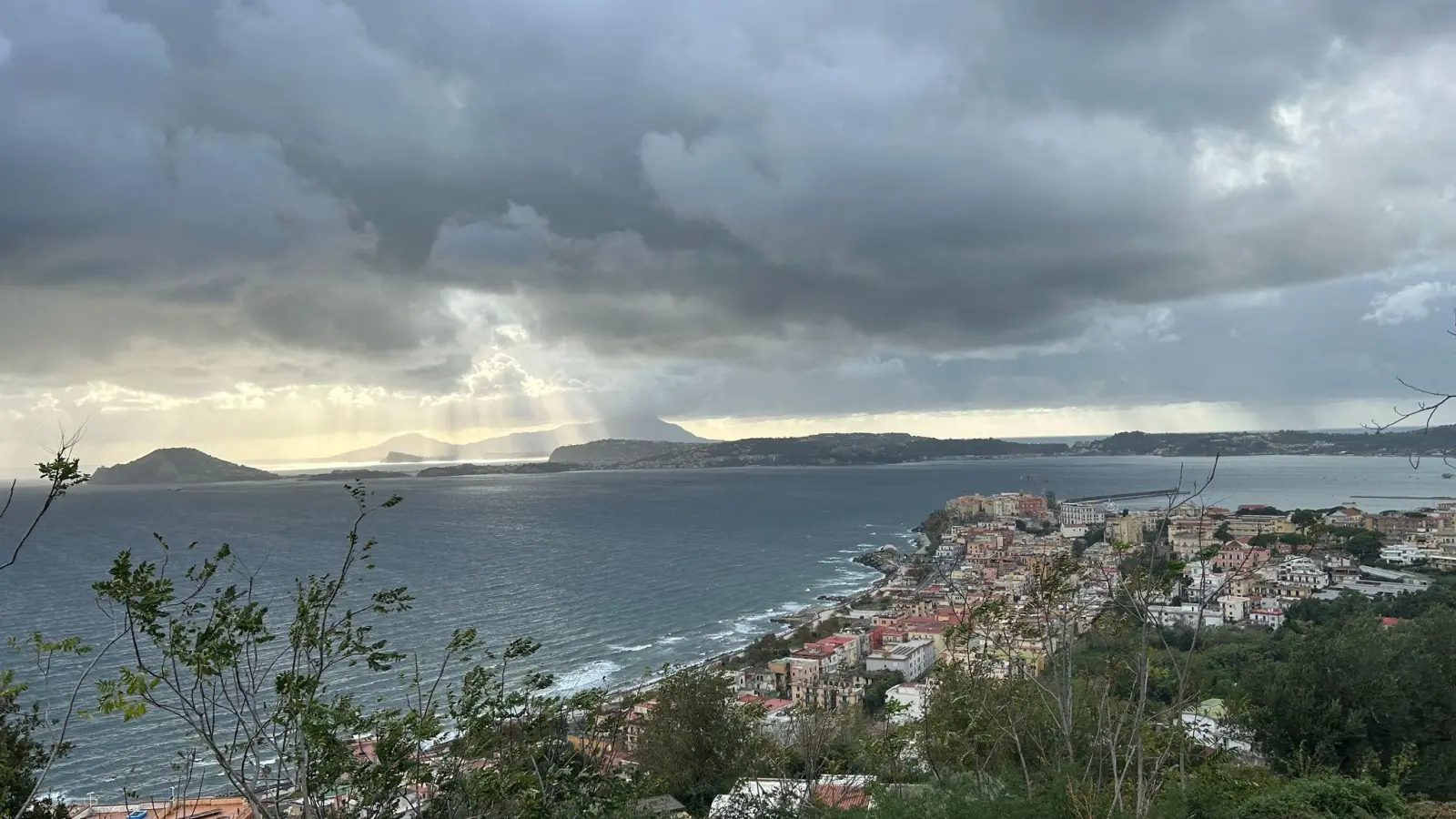 Die Stadt Pozzuoli liegt auf dem Supervulkan Campi Flegrei, wo Experten nach einer Serie von Erdbeben Schlimmeres befürchten. (Foto: Christoph Sator/dpa)