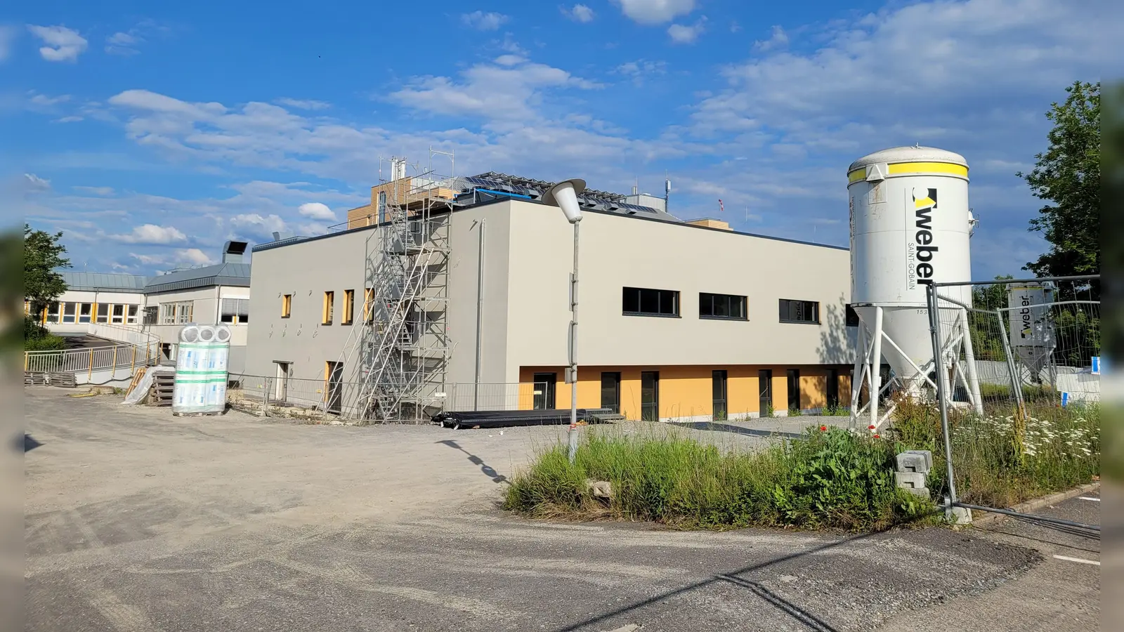 Der Bad Windsheimer OP-Neubau schreitet weiter voran. Allerdings dürfte es noch gut ein Jahr dauern, bis die Einweihung ansteht. (Foto: Nina Daebel)