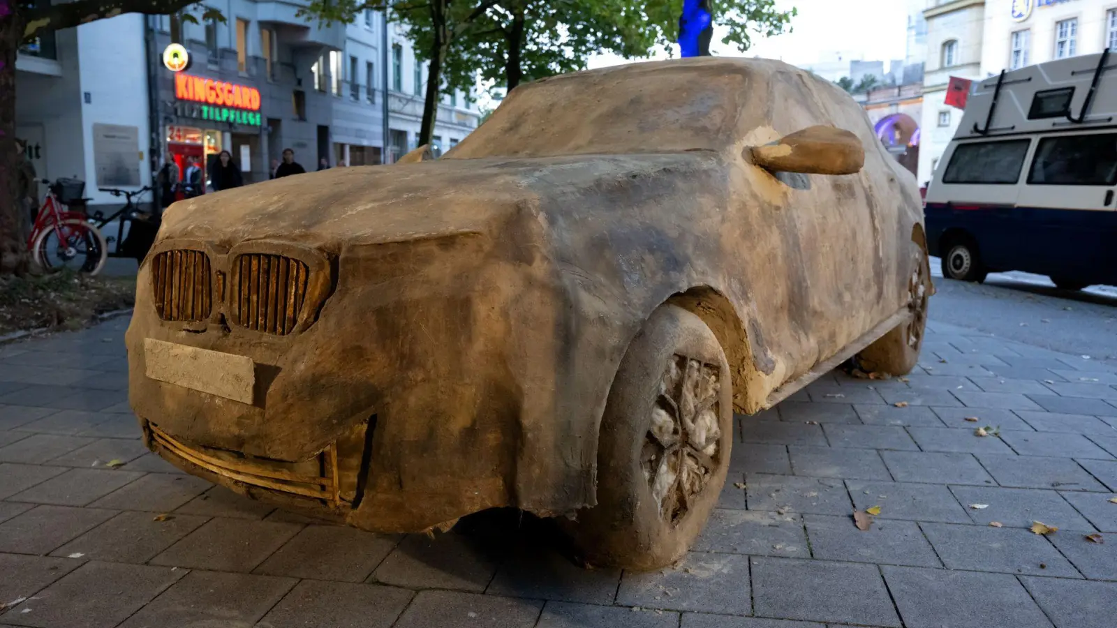 Die Nachbildung eines SUV aus kompostierbarem Material der Künstlerin Folke Köbberling ist bei der Eröffnung der Installation „Mash &amp; Heal“ zu sehen. (Foto: Sven Hoppe/dpa)