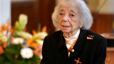 Margot Friedländer mit dem Bundesverdienstkreuz 1. Klasse. (Foto: Michael Sohn/POOL AP/dpa)