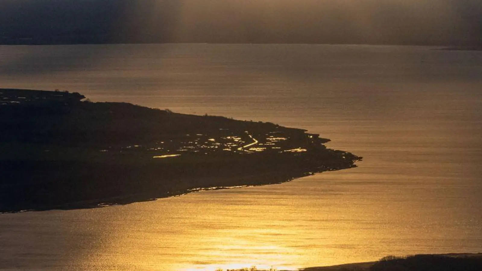 Die Sonne geht hinter Wolken über der Insel Rügen unter. (Foto: Stefan Sauer/dpa/ZB)