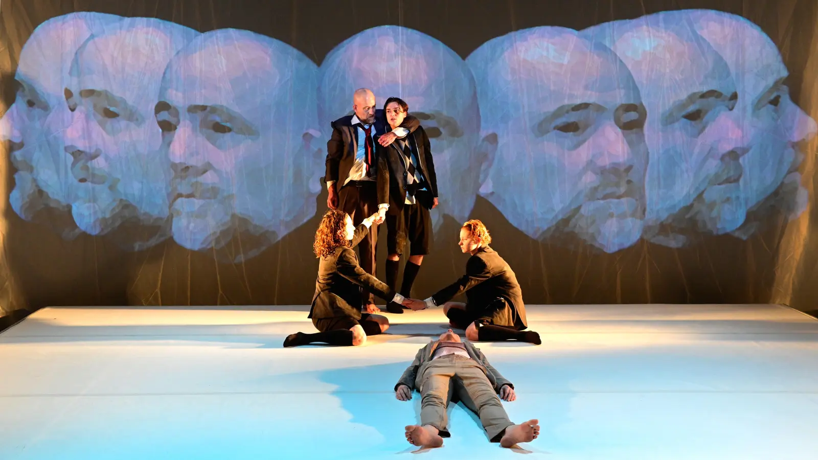 Familiendrama nach einem Krieg: „Antigone“ – eine Szene aus der Ansbacher Inszenierung mit Anna Woll, Robert Arnold, Lukas Dittmer, Annetta Chiantone (von links) und Sophie Weikert (liegend). (Foto: Jim Albright)