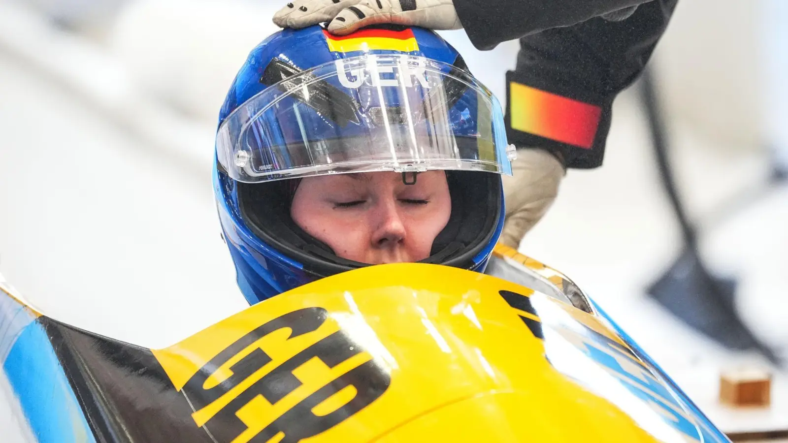 Am Ende keine Medaille im Monobob: Laura Nolte zeigt sich im Ziel enttäuscht. (Foto: Michael Kappeler/dpa)