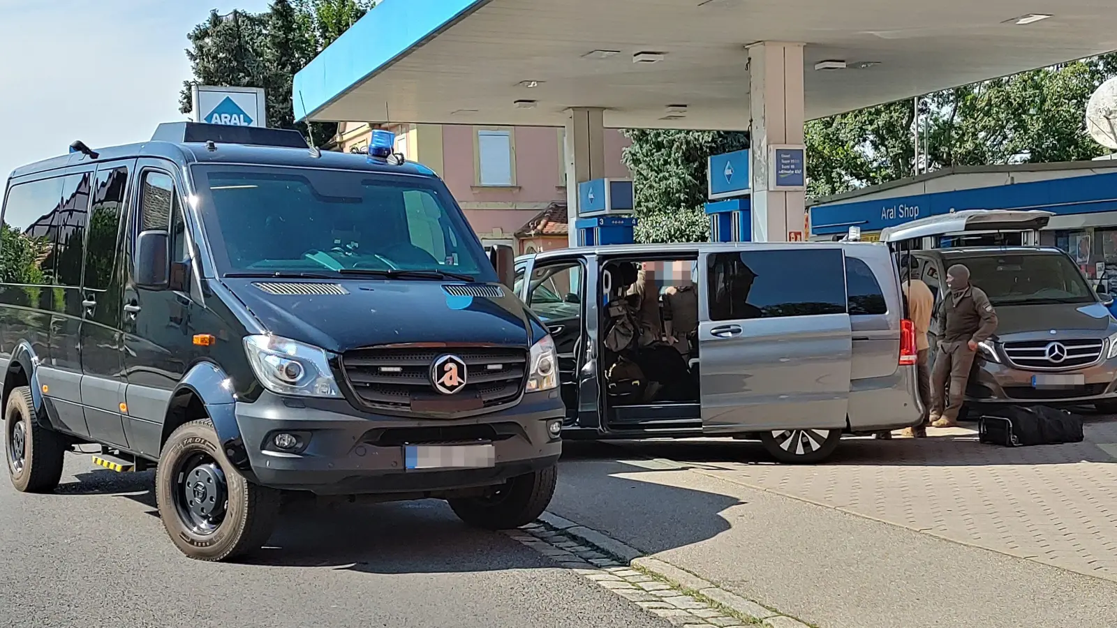 Mehrere Kleinbusse von Spezialkräften der Polizei standen am Montagnachmittag an einer Uffenheimer Tankstelle. Grund für den Einsatz waren Schussgeräusche. (Foto: Katrin Merklein)