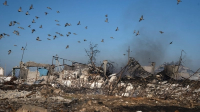 Nach einem russischen Raketenangriff: Rauch steigt aus den Ruinen eines Bauernhofs und eines noch brennenden Getreidespeichers auf. (Foto: Efrem Lukatsky/AP/dpa)