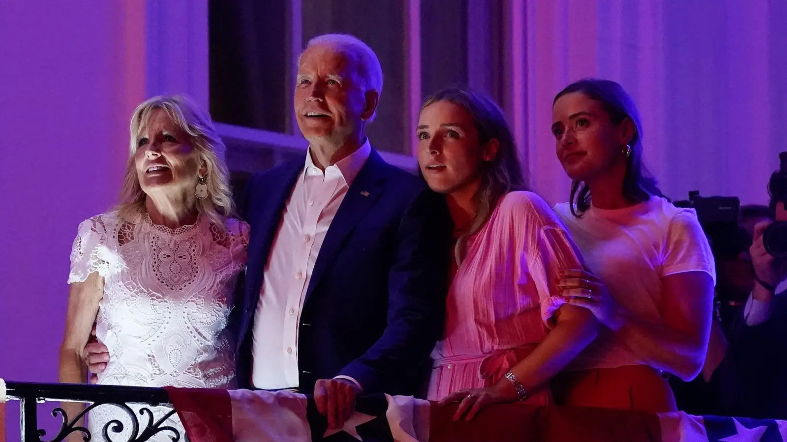 US-Präsident Joe Biden mit seiner Ehefrau Jill und den Enkelinnen Finnegan (2r) und Naomi. (Archivbild) (Foto: Patrick Semansky/AP/dpa)