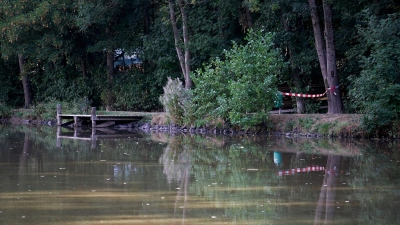 Im Oberirsener Weiher im Kreis Altenkirchen (Westerwald) wurde ein Baby am Montagabend tot geborgen. (Foto: Sascha Ditscher/dpa)