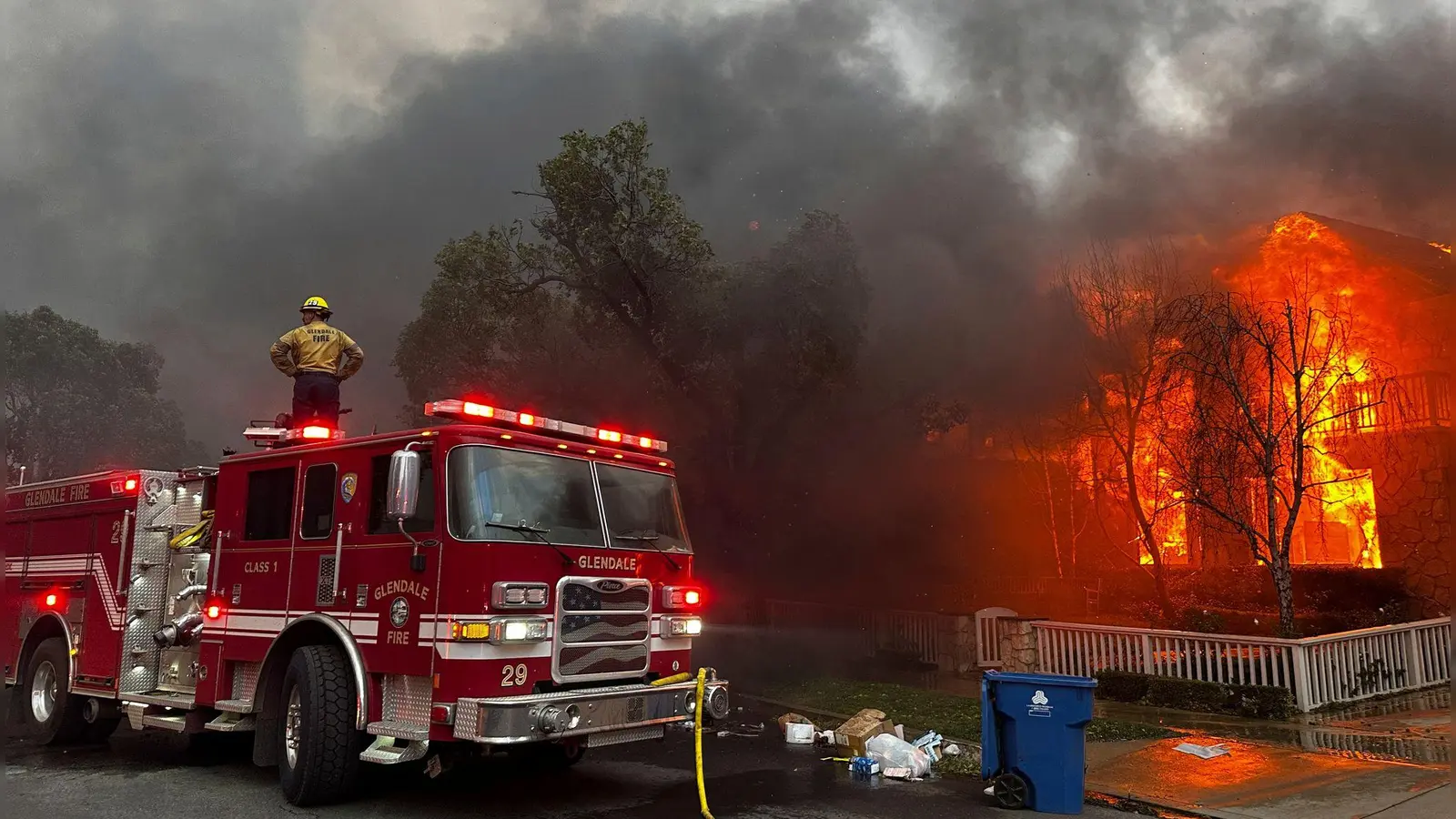 Zur Unterstützung ihrer Arbeit bekommt die Feuerwehr nun Geld von den reichen Filmstudios. (Archivbild) (Foto: Eugene Garcia/AP/dpa)