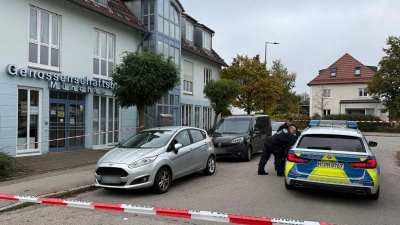 Die Polizei sucht weiter nach Zeuginnen und Zeugen des mutmaßlichen Banküberfalls. (Foto: -/Vifogra/dpa)