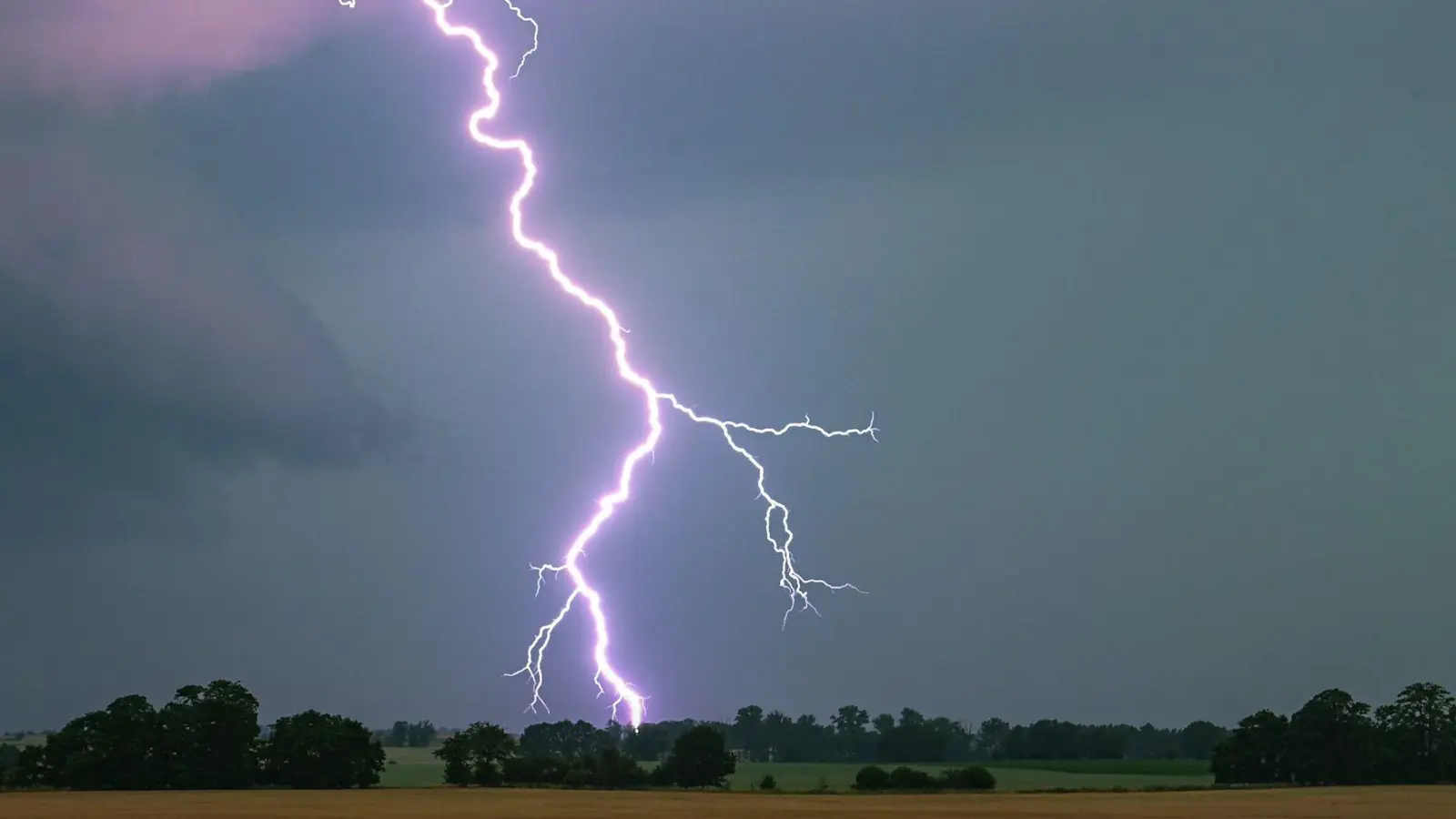 Nach heißen Sommertagen drohen in Teilen Deutschlands wieder Gewitter und Starkregen. (Symbolbild) (Foto: Patrick Pleul/dpa)