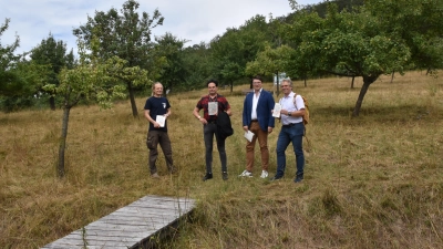 Erlebnisweg durch die Landschaft um Colmberg (von links): Benjamin Krauthahn, Naturpark-Ranger und stellvertretender Geschäftsführer, mit Spendengeldgebern des Ferienheftes, Axel Hilterhaus (Hilterhausstiftung), Daniel Goltz (Lions Club) und Ulrich Büscher (VGN). (Foto: Silvia Schäfer)