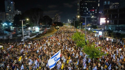 Trotz andauernder Massenproteste hält Israels Regierung an ihrem Kurs fest. (Foto: Ariel Schalit/AP/dpa)