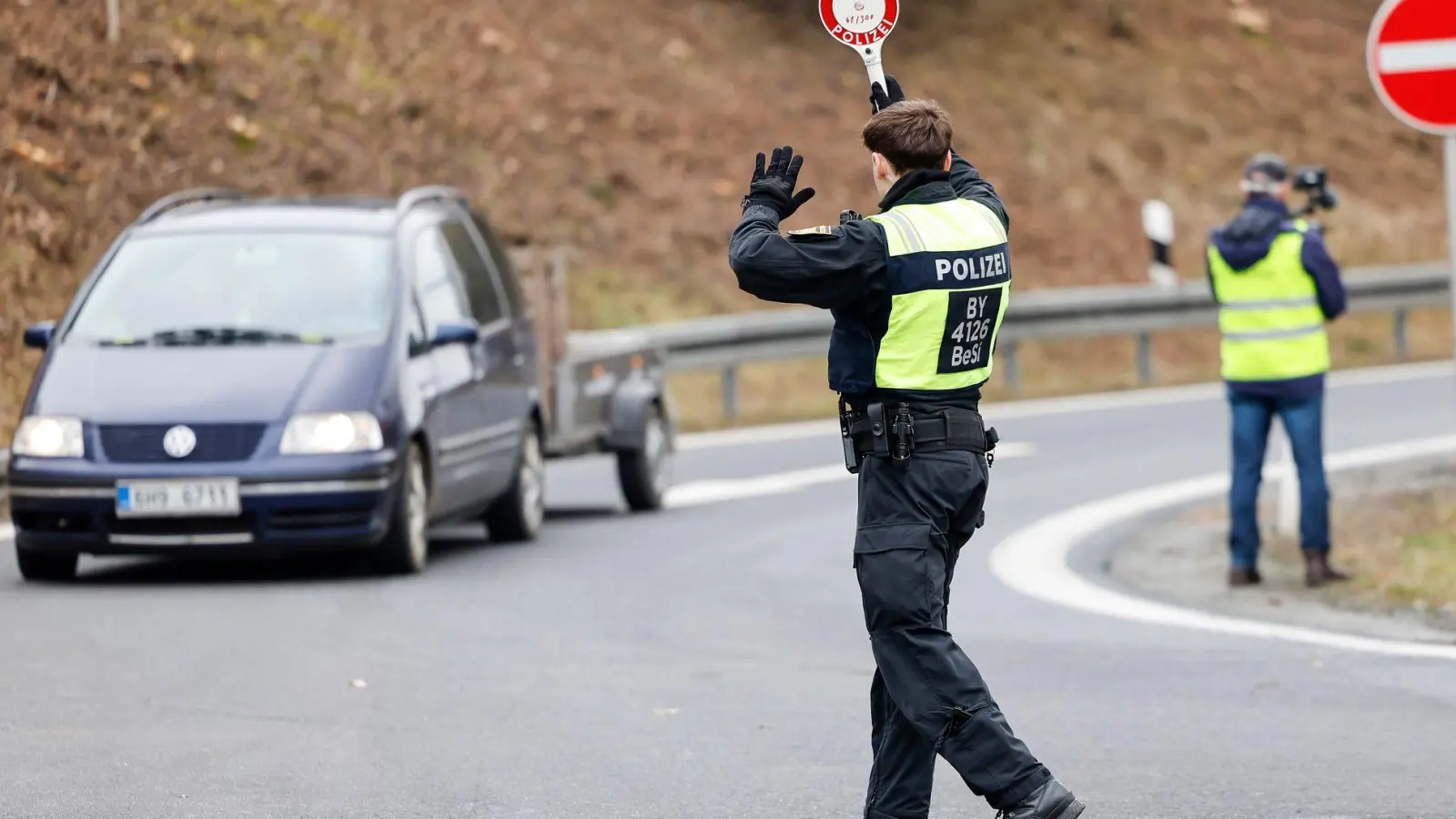 Innenminister Joachim Herrmann und Justizminister Georg Eisenreich (beide CSU) besuchen am Donnerstag eine Grenzkontrollstelle zwischen Bayern und Österreich bei Burghausen. (Symbolbild) (Foto: Daniel Löb/dpa)