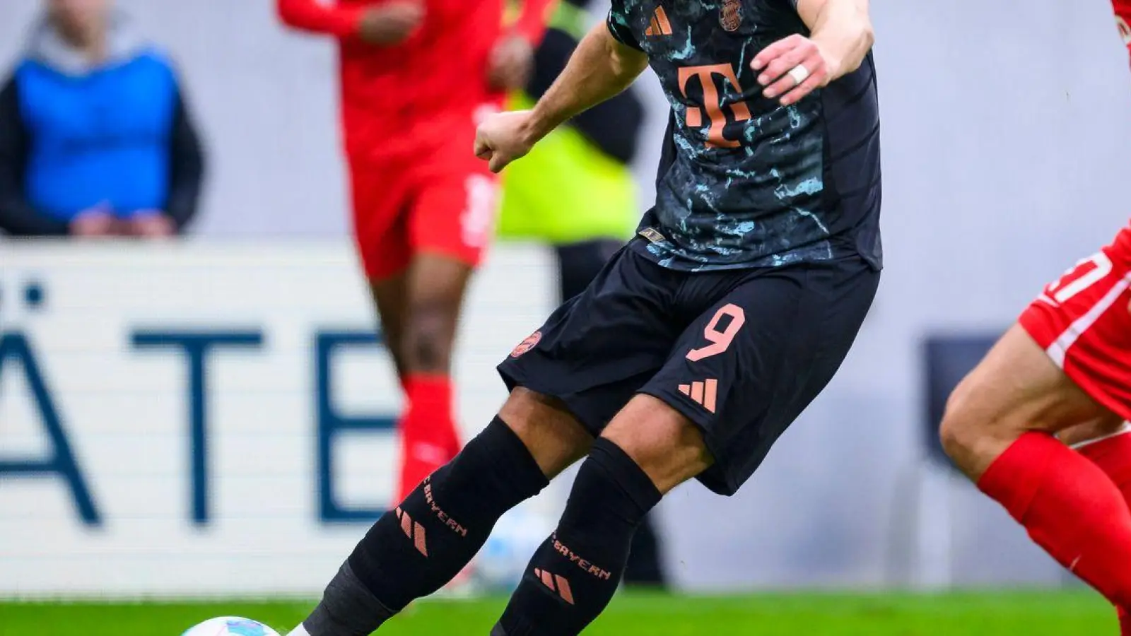 Harry Kane (l) trifft wieder aus dem Spiel heraus. (Foto: Tom Weller/dpa)