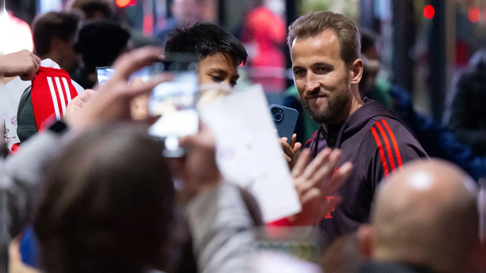 Lächelt nach Schmerzen wieder: Harry Kane. (Foto: Sven Hoppe/dpa)