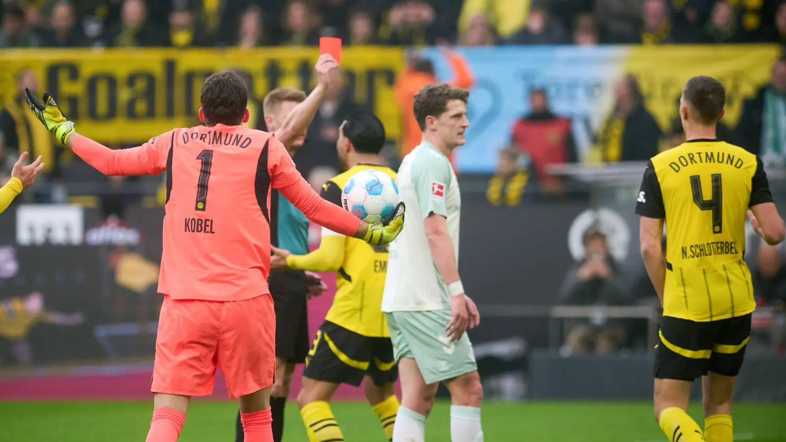 Nico Schlotterbeck sieht früh die Rote Karte. (Foto: Bernd Thissen/dpa)