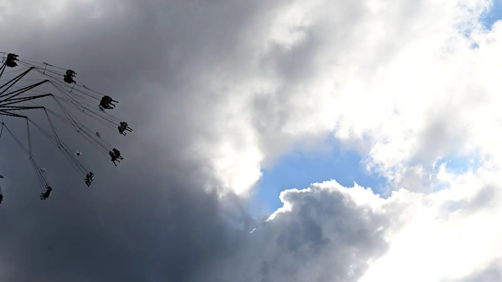 Das Wetter kühlt in der zweiten Wiesn-Woche ab. (Foto: Felix Hörhager/dpa)