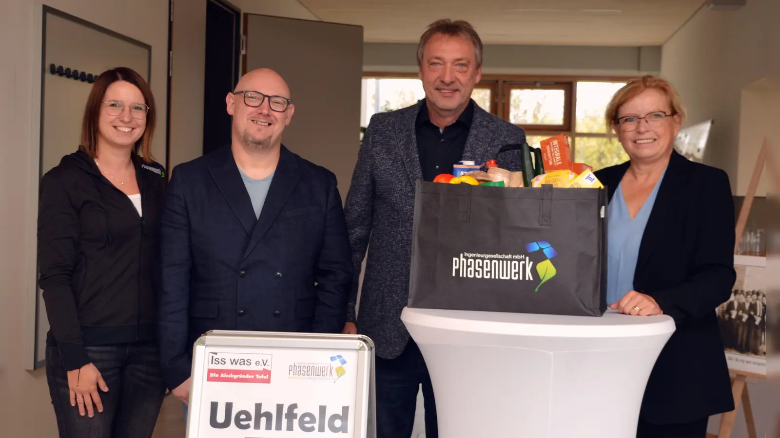 Mit dem offiziellen Startschuss in Uehlfeld schließt sich nun die siebte Kommune im Landkreis dem Seniorentüten-Projekt der Aischgründer Tafel an. Darüber freuen sich (von links) Ivy Flauger von der Unterstützerfirma „Phasenwerk“, Thomas Nicol, Detlef Genz und Gabi Schmidt. (Foto: Johannes Zimmermann)