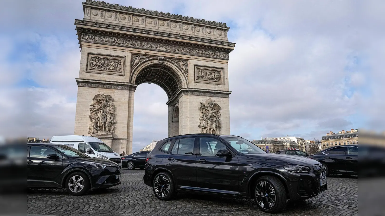 Wer mit einem schweren Auto nach Paris kommt, muss für das Parken tiefer in die Tasche greifen. (Archivbild) (Foto: Michel Euler/AP/dpa)