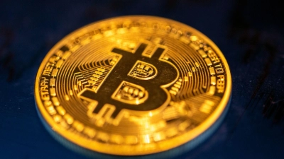 Eine Bitcoin-Münze liegt auf einem Bildschirm. (Foto: Fernando Gutierrez-Juarez/dpa-Zentralbild/dpa)