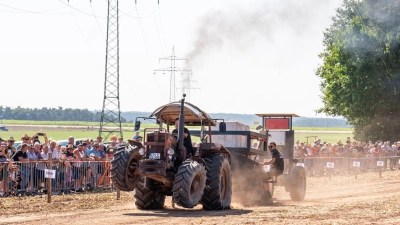 Die Last bringt den Traktor an seine Grenzen und die Zuschauer sind hautnah dabei: Das Bremswagenrennen ist der Höhepunkt der Bulldog-Treffens in Deffersdorf. (Foto: Erich Herrmann)