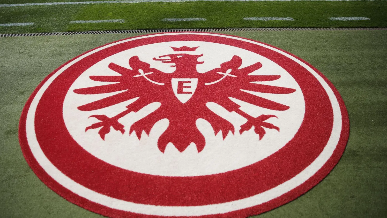 Eintracht Frankfurts U19-Cheftrainer ist bei einem Unfall ums Leben gekommen. (Foto: Frank Rumpenhorst/dpa)