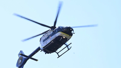 Die Polizei machte sich wegen vermeintlicher Hilfeschreie auch mit einem Hubschrauber auf die Suche. (Symbolbild) (Foto: Felix Hörhager/dpa)