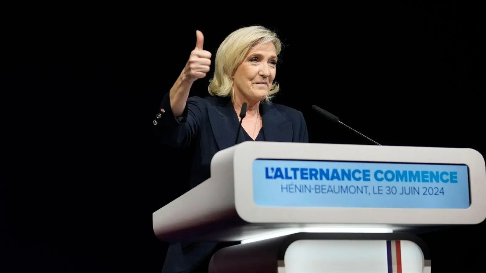 Daumen hoch: Die rechtsnationale französische Politikerin Marine Le zeigt sich nach der Veröffentlichung erster Hochrechnungen zufrieden. (Foto: Thibault Camus/AP/dpa)