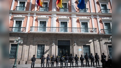 Eine Tag nach dem Putschversuche schützen Sicherheitskräfte den Regierungspalast im bolivianischen La Paz (Foto: Radoslaw Czajkowski/dpa)